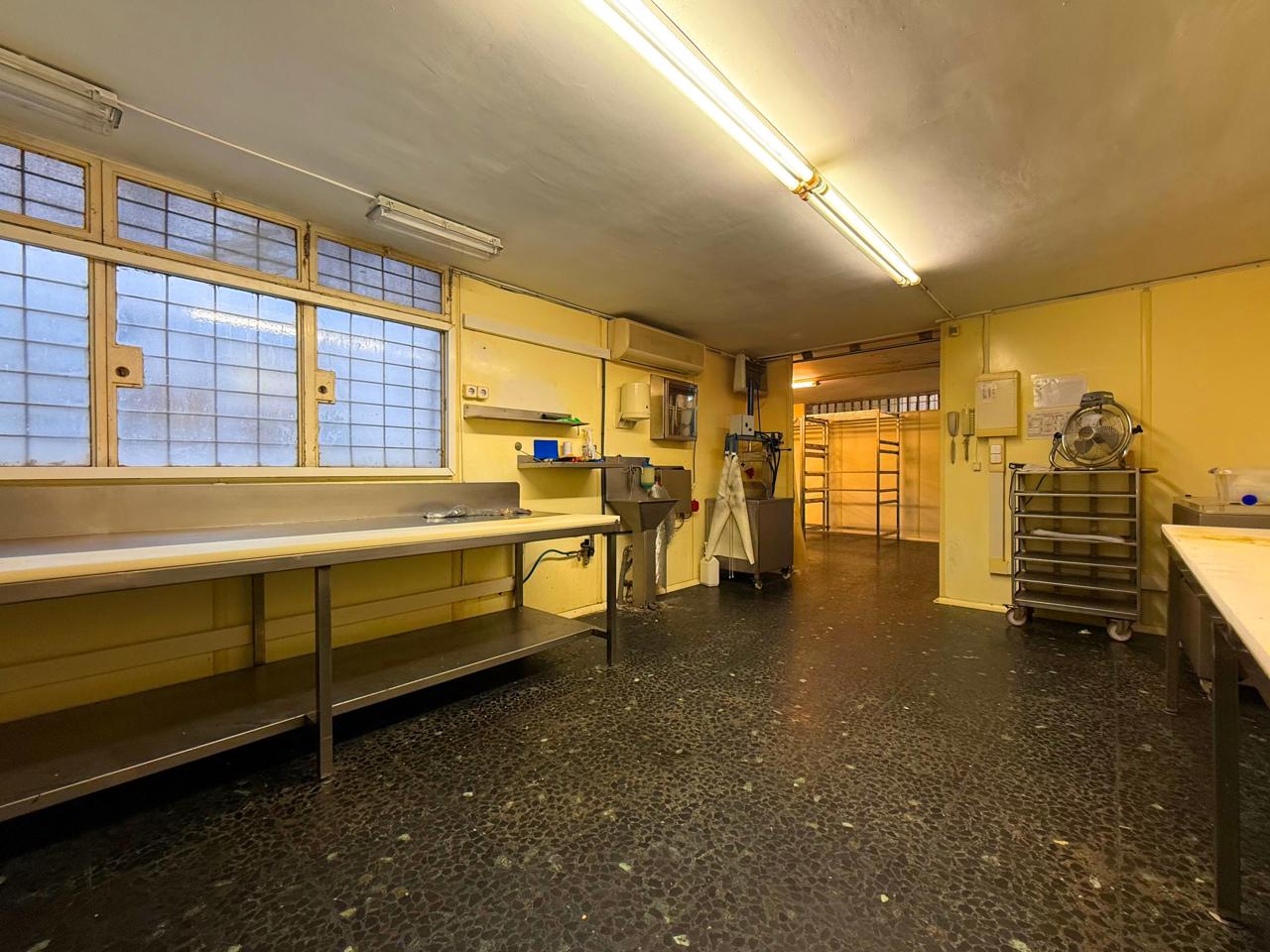 locales-comerciales en barcelona · carrer-de-joaquim-ruyra-08025 649000€