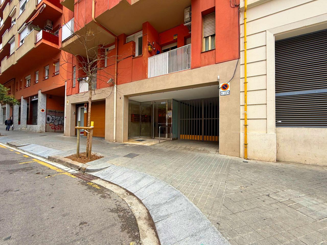 locales-comerciales en barcelona · carrer-de-joaquim-ruyra-08025 649000€