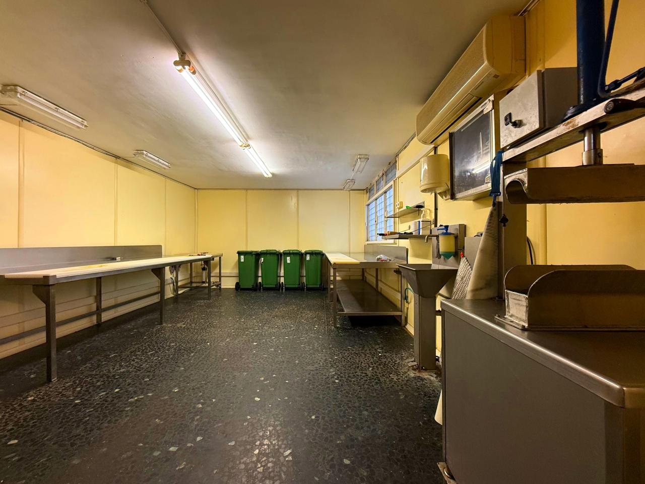 locales-comerciales en barcelona · carrer-de-joaquim-ruyra-08025 649000€